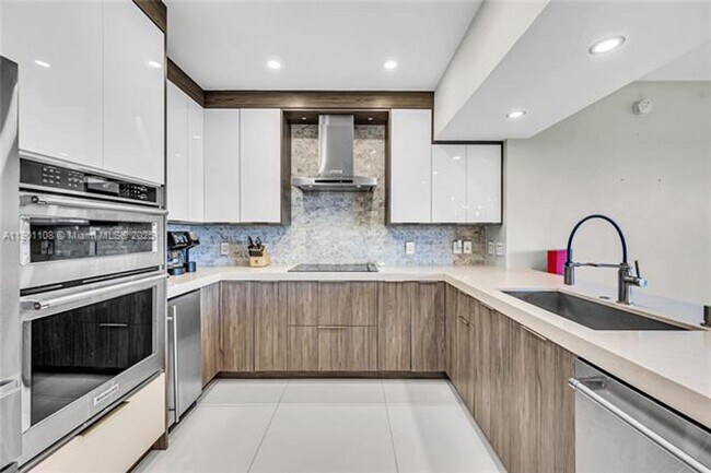 Building Photo - 19900 E Country Club Dr