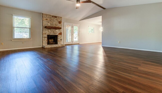Building Photo - Recently renovated, move-in ready 3/2 home...