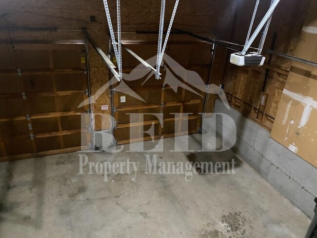 Building Photo - Ridgetop / Island Lake home located in a cul-de-sac