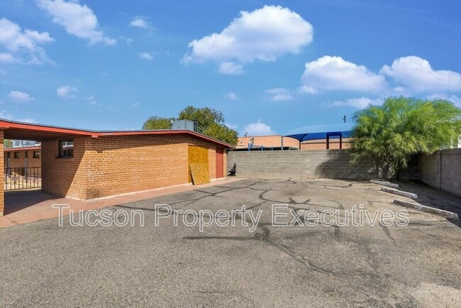 Building Photo - 1662 N Beverly Ave