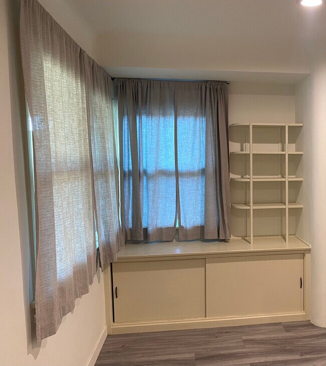 Building Photo - 1523 N Grand Oaks Ave