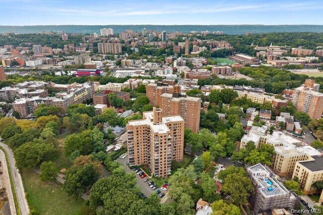 Building Photo - 3850 Sedgwick Ave