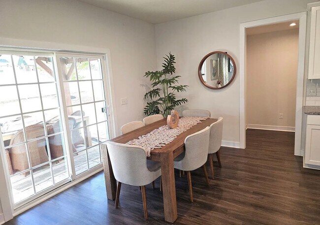 Building Photo - 3700 SF 4/4 Available Now!