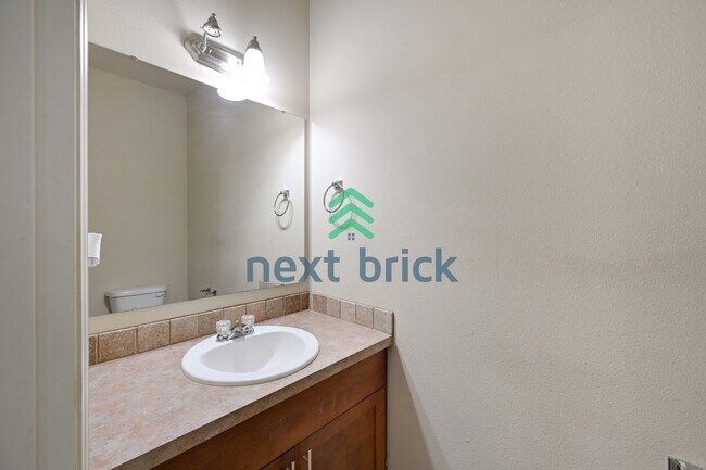 Building Photo - "Spacious 4-Bed Townhouse Retreat: 3.5 Baths & 2400 sq ft of Comfort in Auburn, WA!"