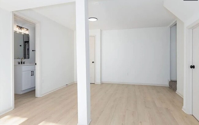 Building Photo - Spacious and Elegant 4 BR 3.5 BA Home in Olathe!