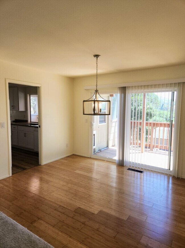 Building Photo - Lovely 2 bedroom, 2 bath in the Oakmont 55...