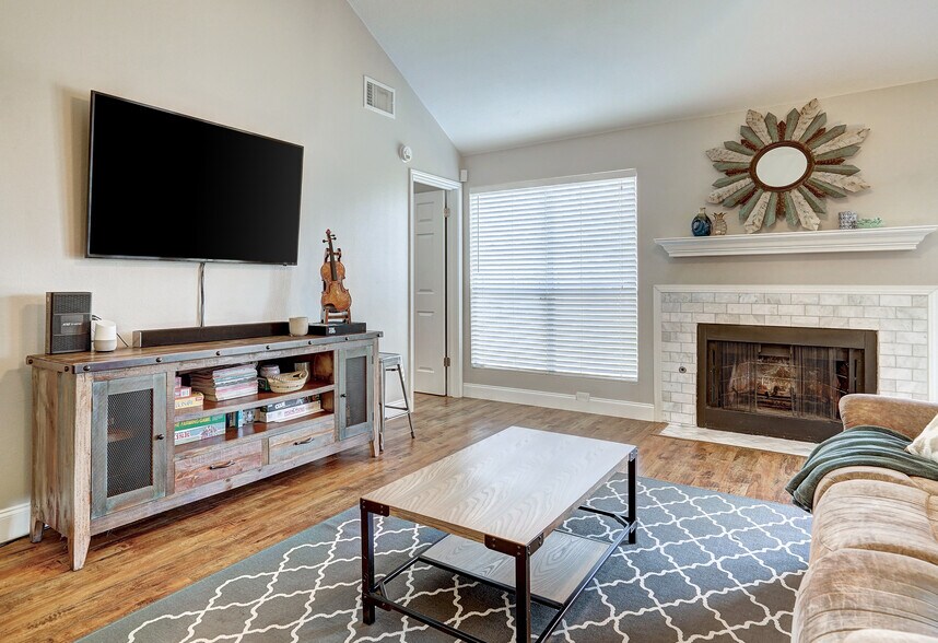 Building Photo - 1307 Rambling Cv