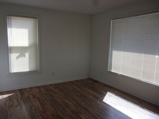 Building Photo - 3 Bedroom 1 Bath Brick Ranch - Recently Updated and Painted