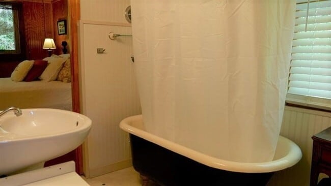 Building Photo - Fully Furnished 2 Bedroom Cottage in North...