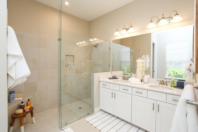 Building Photo - BRAND NEW** STUNNING POOL HOME**PROFESSIONALLY DECORATED**3 BEDS + DEN/ 3 FULL BATHS***ESPLANADE ...