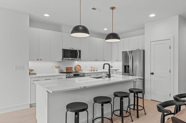 Building Photo - **OFFERING 50% OFF FIRST MONTH'S RENT, WAI...