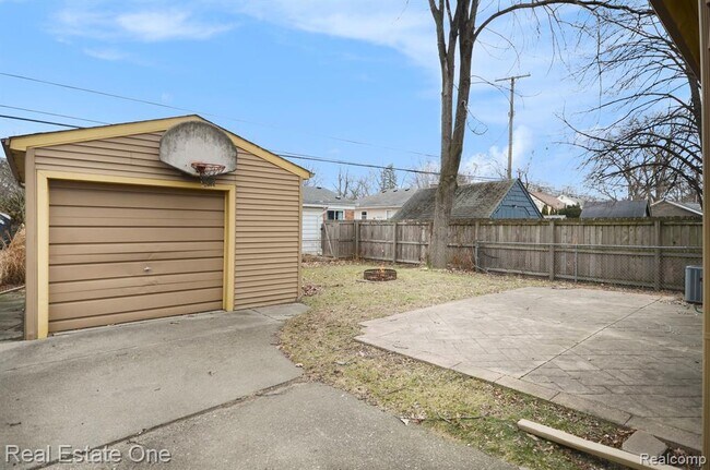 Building Photo - 1105 E Fifth St