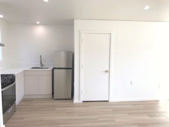 Building Photo - Gold Street Apartments 6