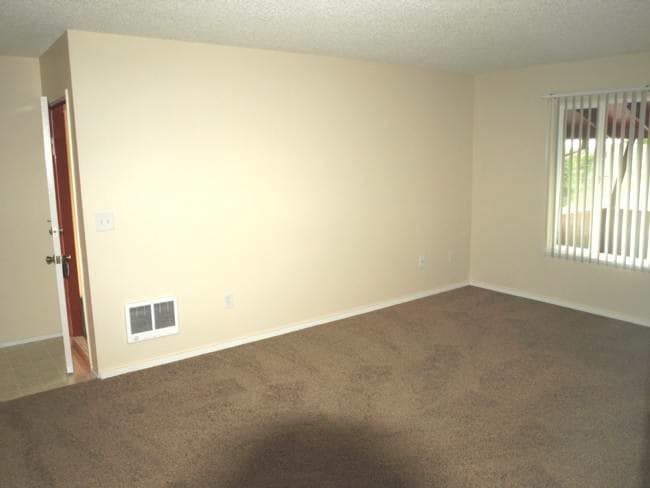 Entry / Living Room - 1210 NE 181st Ave