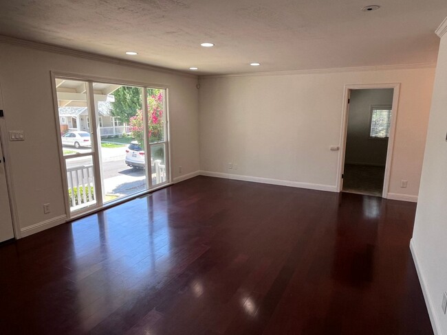 Building Photo - BEAUTIFUL UPDATED HOME IN EAST SAC!!