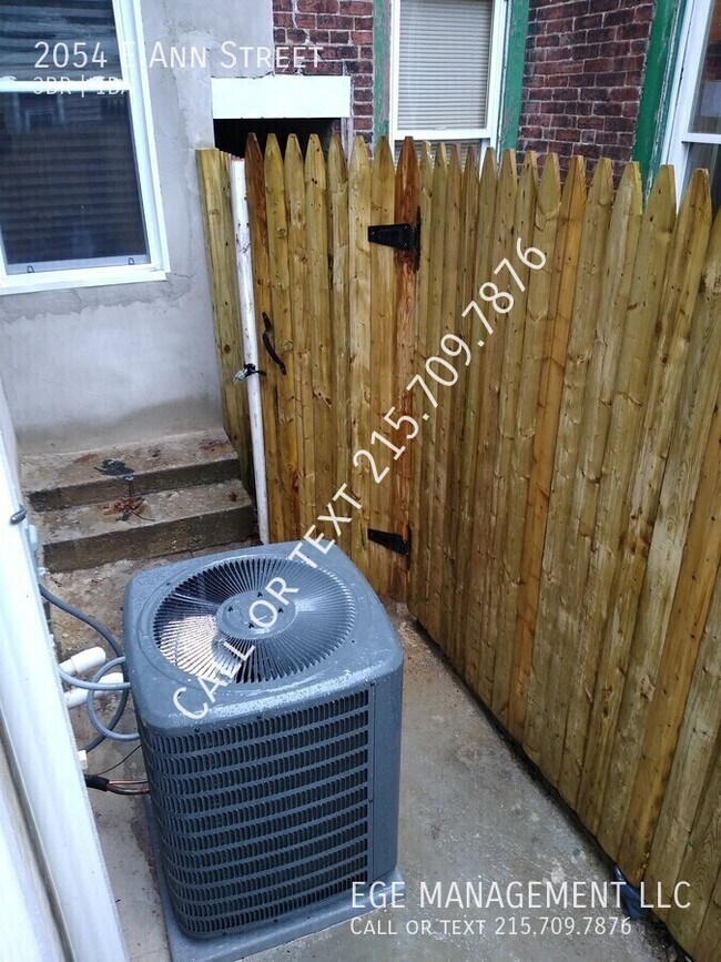 Building Photo - 2054 Ann St