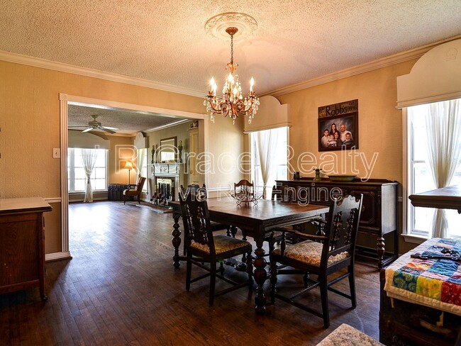 Building Photo - 1308 White River Dr