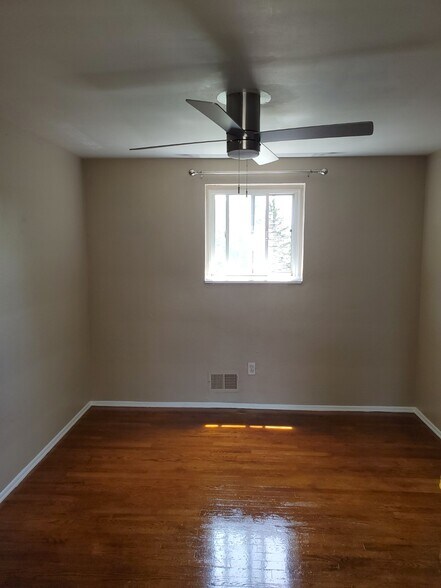 Building Photo - 251 Sebring Ave