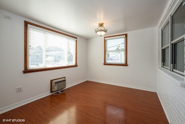 Building Photo - 1835 W Berteau Ave