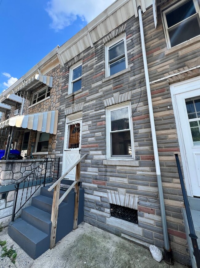 Building Photo - 3 Bedroom, 1 Bath Home Available For Rent