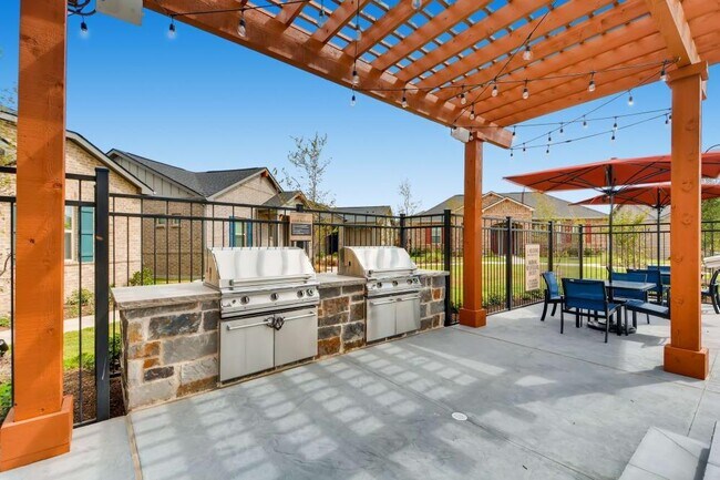 Building Photo - 8500 Comanche Springs Dr
