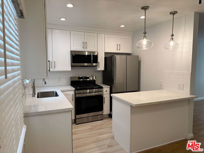 Building Photo - 4123 W Toluca Lake Ave