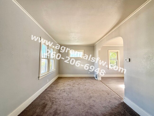 Building Photo - 2 Bedroom House