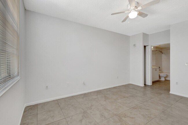 Building Photo - 720 S Sapodilla Ave
