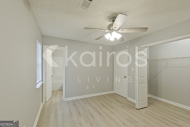 Building Photo - 320 Deer Park Dr