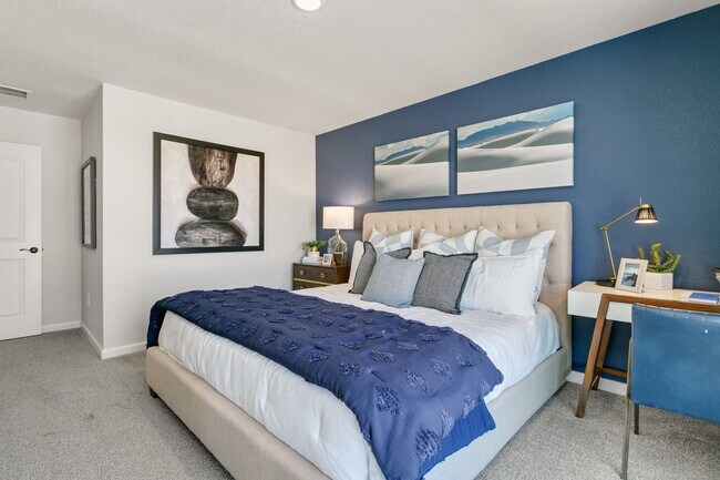 Building Photo - Newer 4 bed Townhome at The Commons at Vic...