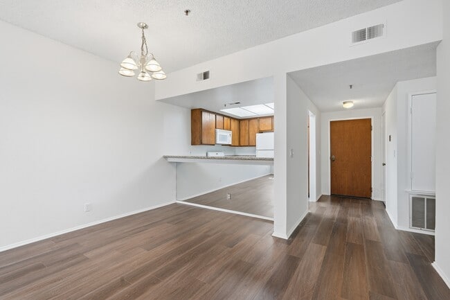 Building Photo - 2559 Plaza del Amo