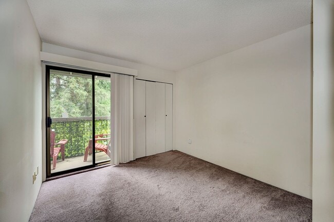 Building Photo - Lake Ballinger Townhouse 3 Bedroom