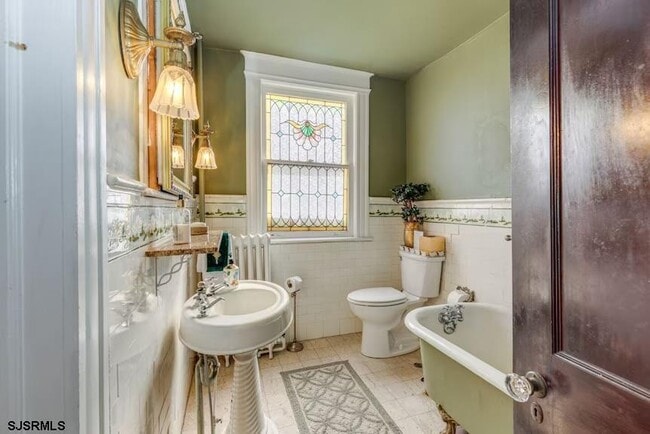 Building Photo - 24 S Vassar Square