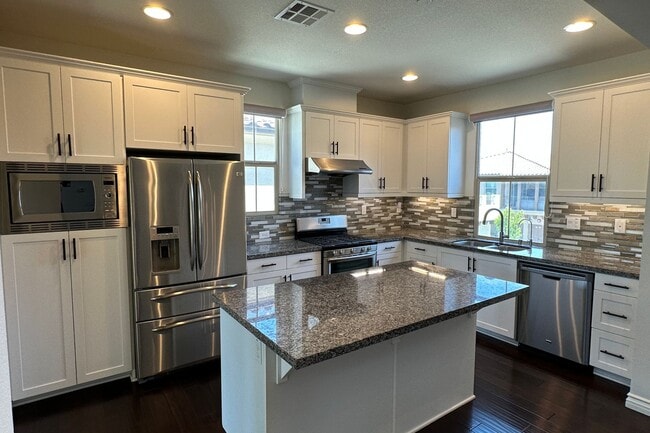 Building Photo - Stunning Portola Springs 3 Bed 3 Bath Condo