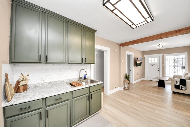 Building Photo - 4415 Hershe St