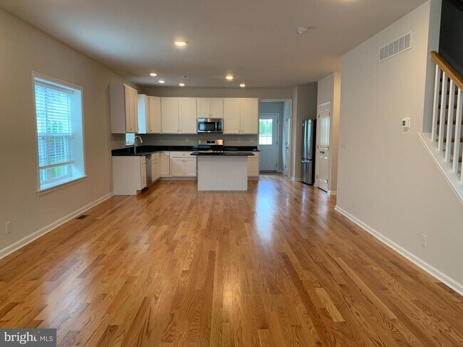 Building Photo - 327 Maple Ave