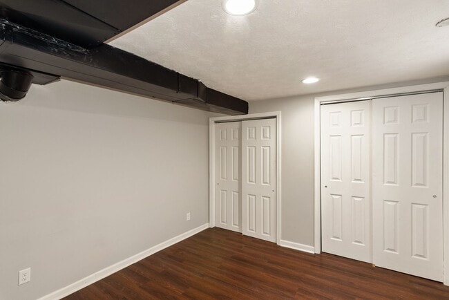 Building Photo - Available now!  517 S. 35th St.  4 Bedroom, 2 Bath Great Midtown location, 1 car garage.