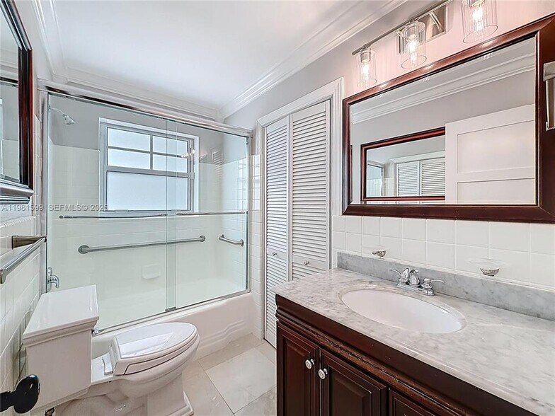 Building Photo - 2533 NE 21st Ter