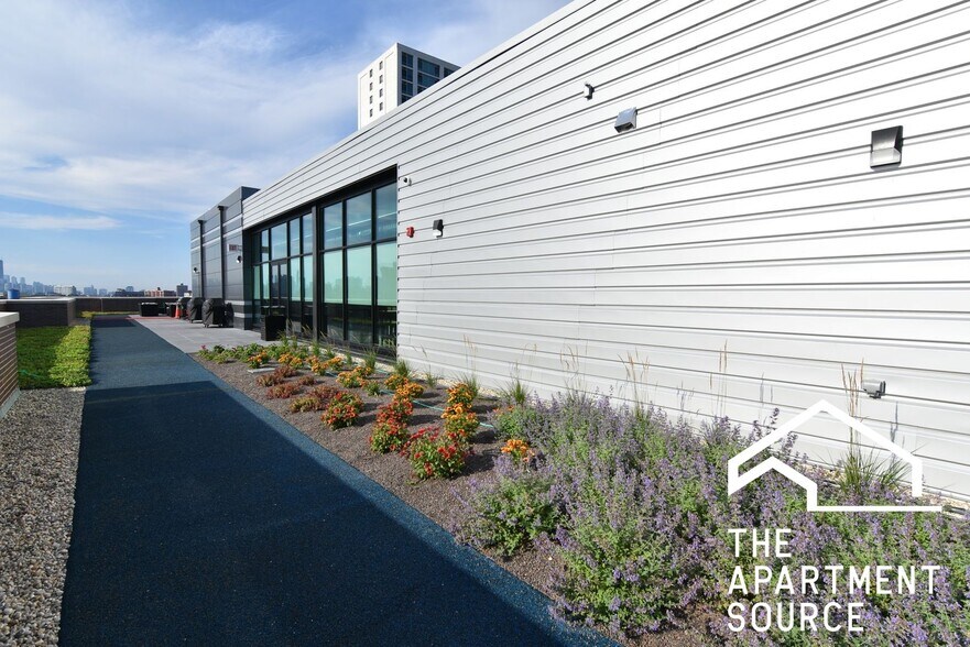 Building Photo - 3833 N Broadway