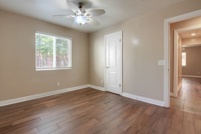Building Photo - Beautiful 3 Bedroom + Den Home in the Foot...