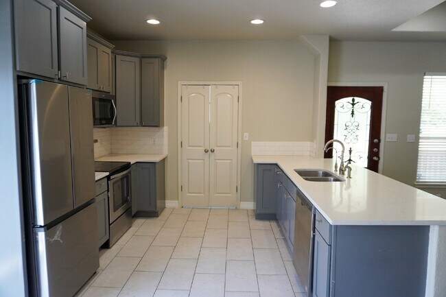 Building Photo - Beacon Hill, 3 Bedroom, 2 Bathroom, 2017 Build, ***Solar Panels, Utilities Average $40 per month***