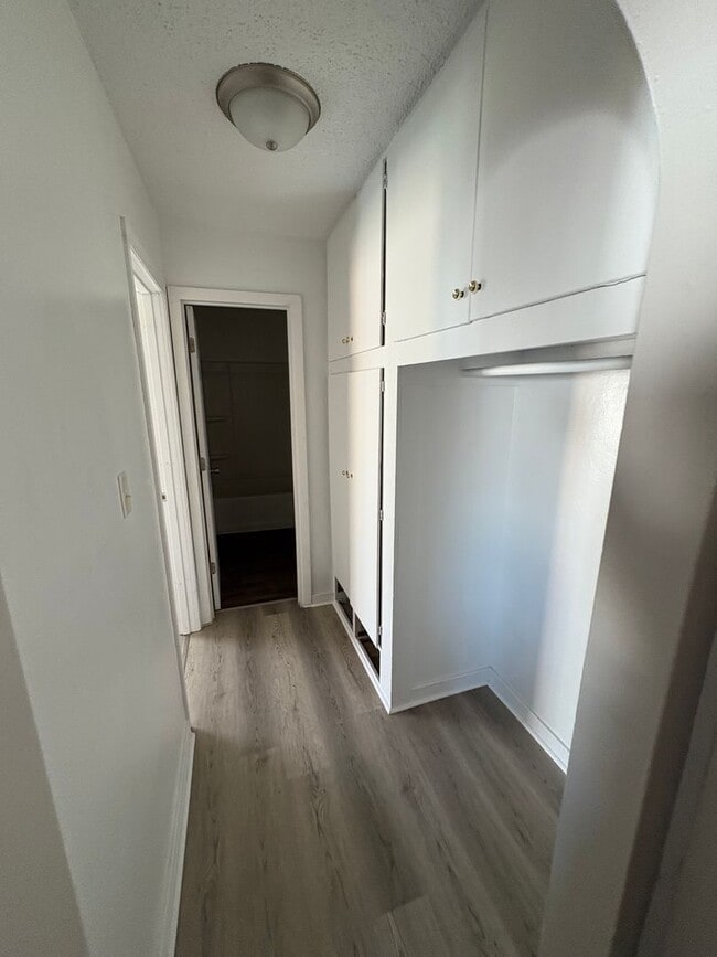 Building Photo - 2 Bedroom 1 Bathroom Updated Duplex