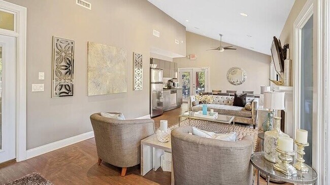 Building Photo - 3600 Park Lake Ln