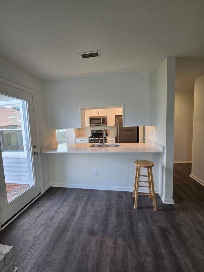 Building Photo - Beautifully renovated 4 bedroom home in Vi...