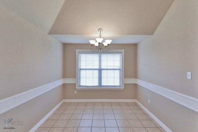 Building Photo - 4 bed 2 bath; newer carpet!