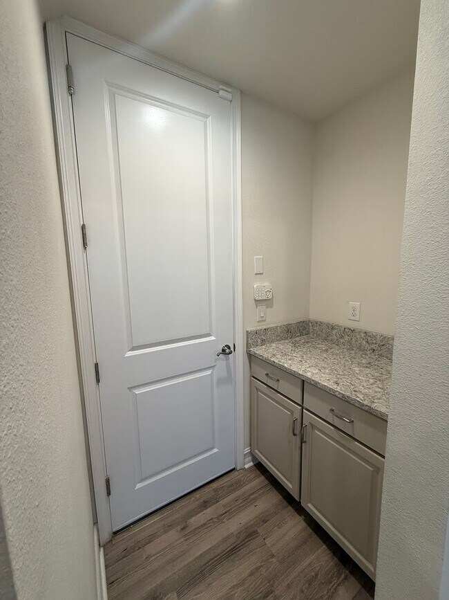 Building Photo - Beautiful Townhome in Lutz