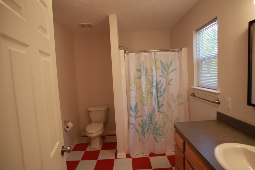 Building Photo - 808 Greene St