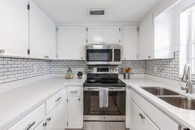 Building Photo - "Charming Coastal Retreat: Cozy 1-Bedroom ...