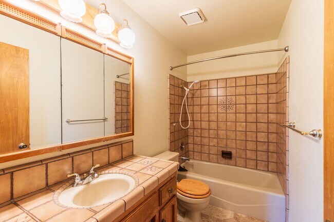 Building Photo - 3 bed, 2 bath home AVAILABLE NOW FOR RENT! $1,800/month.