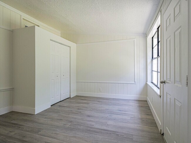 Building Photo - 734 5th Pl SW